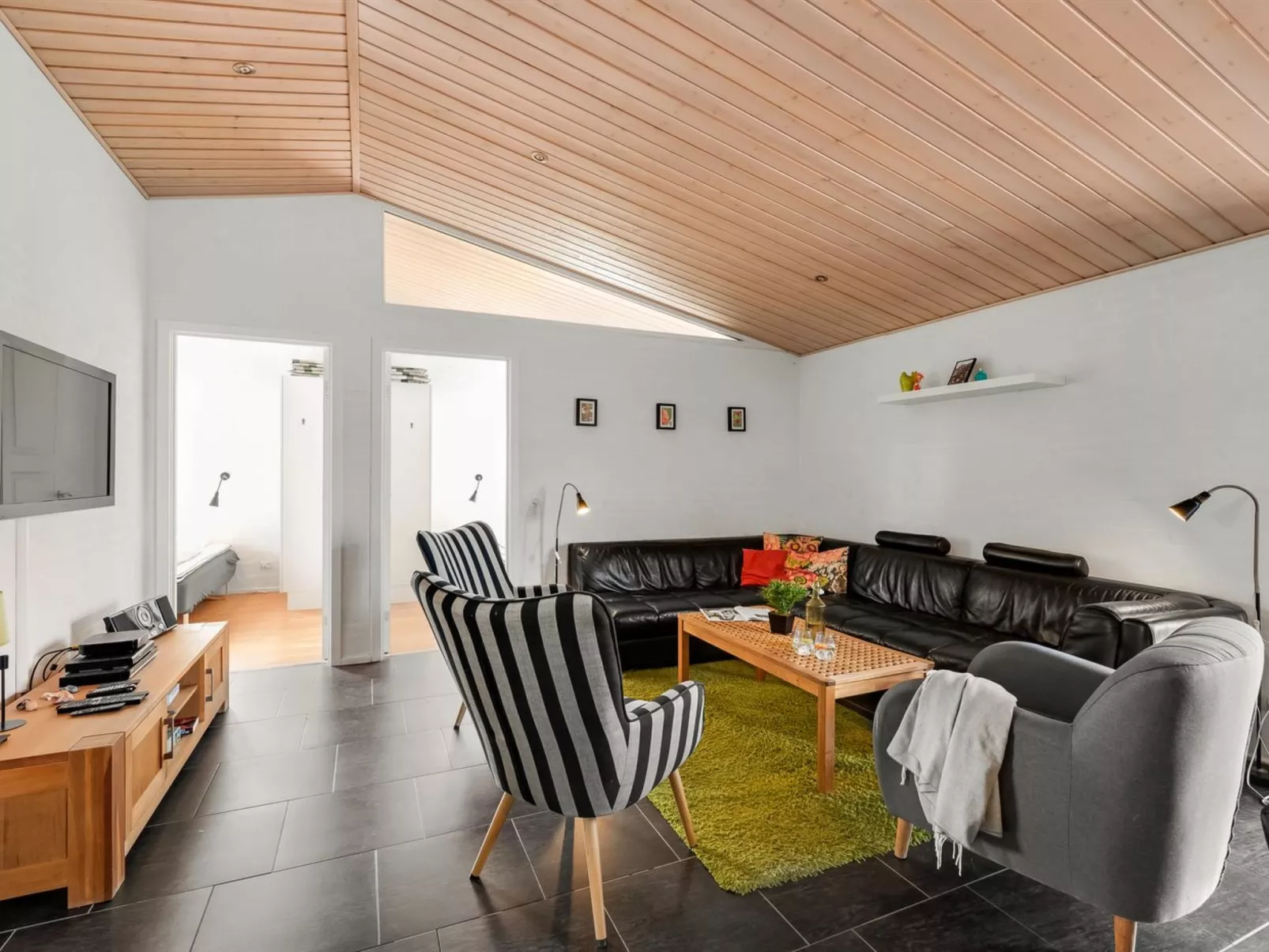 "Sod" - 3.2km from the sea - Binnen