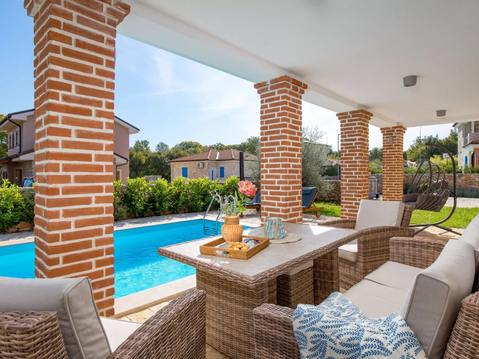 Romantische Villa mit Pool, umgeben von Natur - Image-tags.info