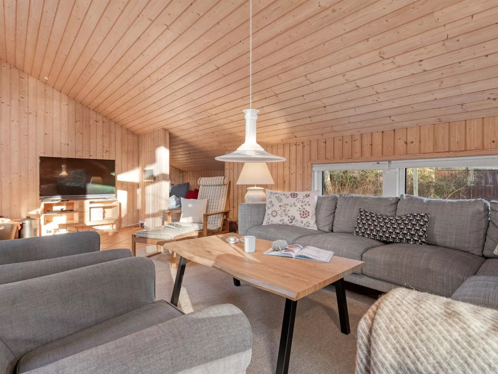 "Hollie" - 75m from the sea-Binnen