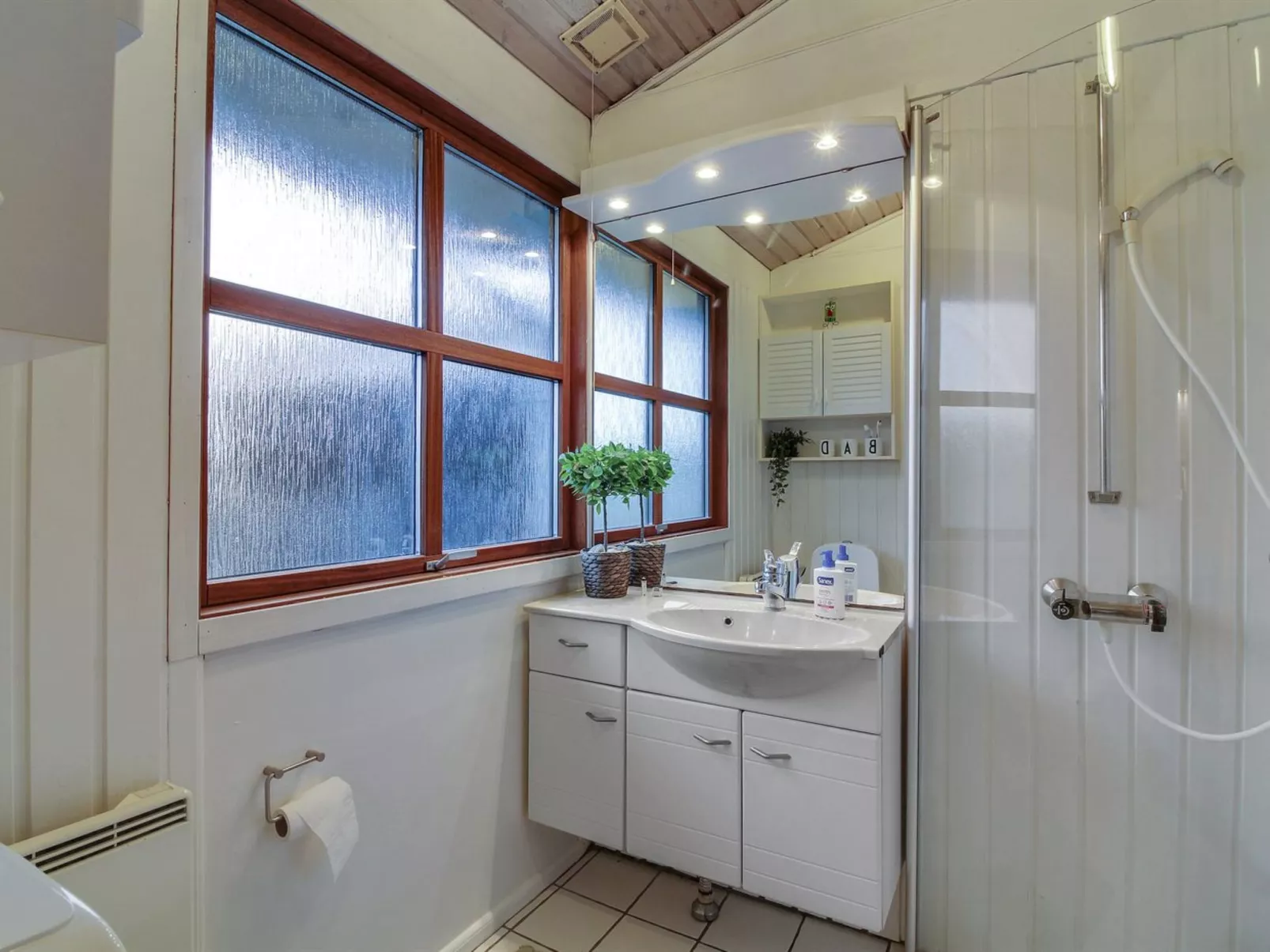 "Essie" - 250m from the sea - Binnen