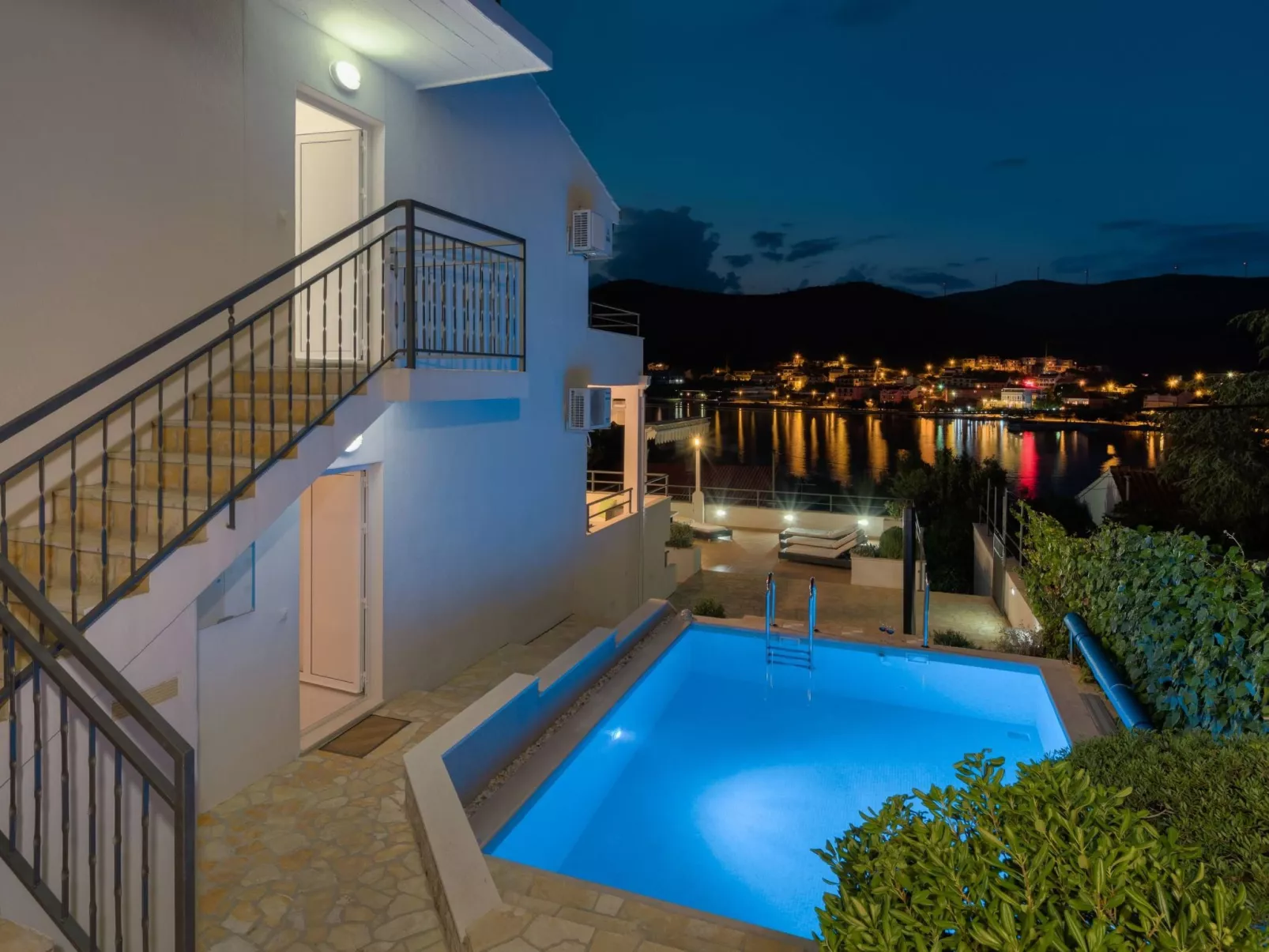 "Villa Silvio" mit Blick auf das Wasser-Buiten