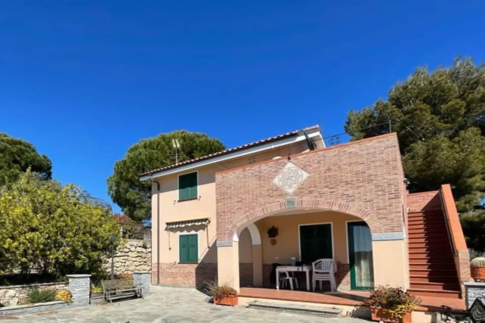 Charmante Villa mit drei Apartments und Meerblick KReidl-Buitenkant zomer