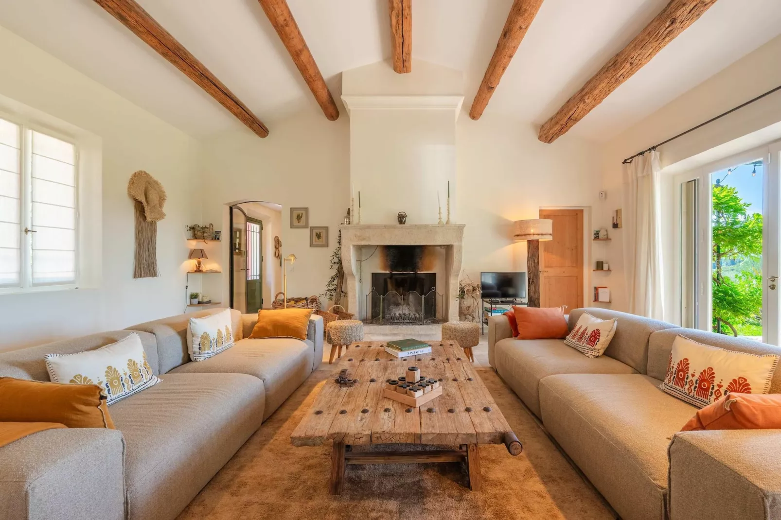 Le Mas Elaïa  votre havre familial avec piscine privée-Woonkamer