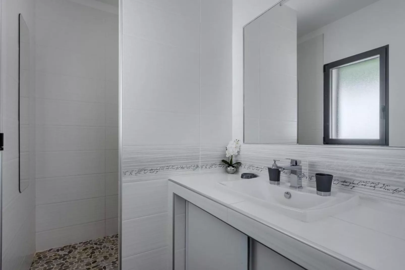 Villa avec piscine chauffée spa salle sport et cinéma-Badkamer