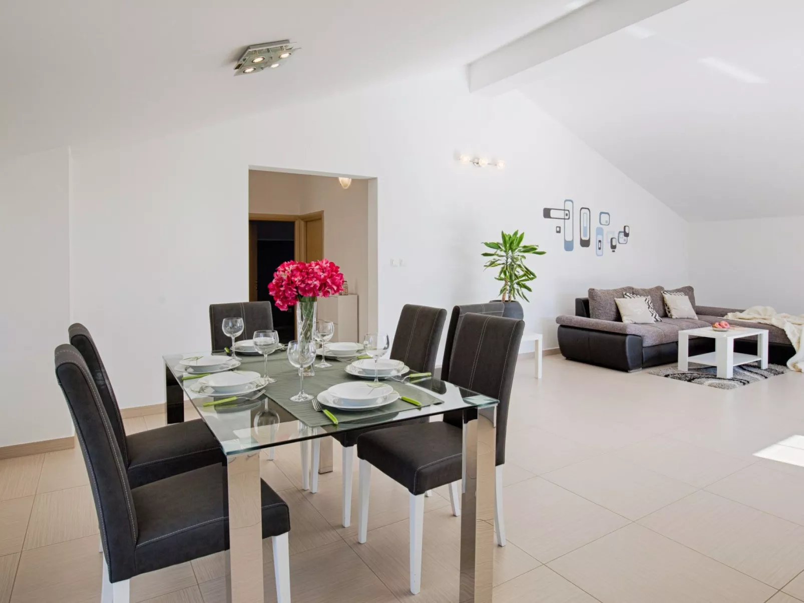 Luxuriöse Villa mit Pool, großem mediterranen Garten und Kinderspielplatz. - Image-tags.info