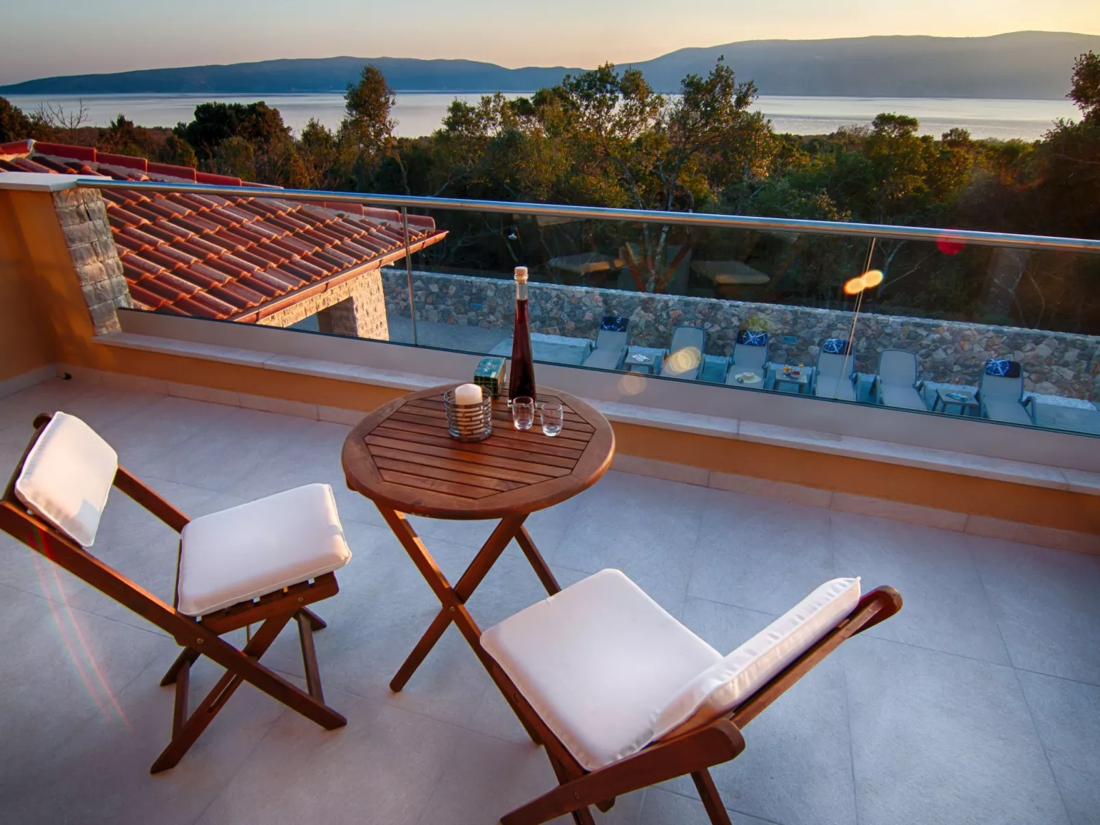 "Laura" mit Blick auf das Wasser - Image-tags.info