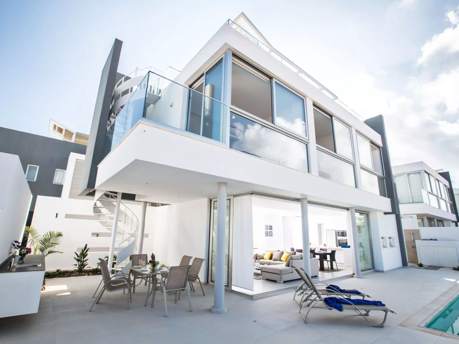 3-Schlafzimmer-Villa mit Pool, Dachgarten, Meerblick - Image-tags.info