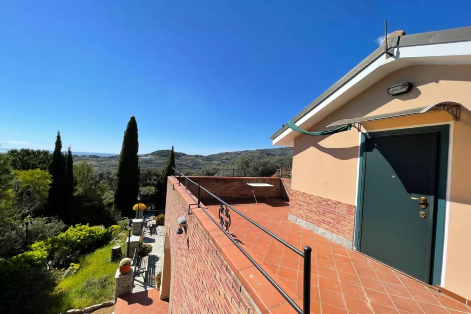 Charmante Villa mit drei Apartments und Meerblick KReidl-Terrasbalkon
