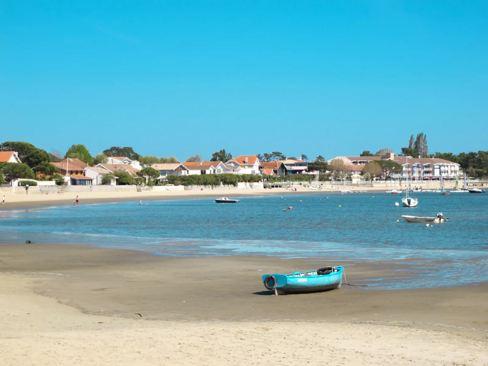 Swimmingpool - Strand - Geschäfte - Omgeving