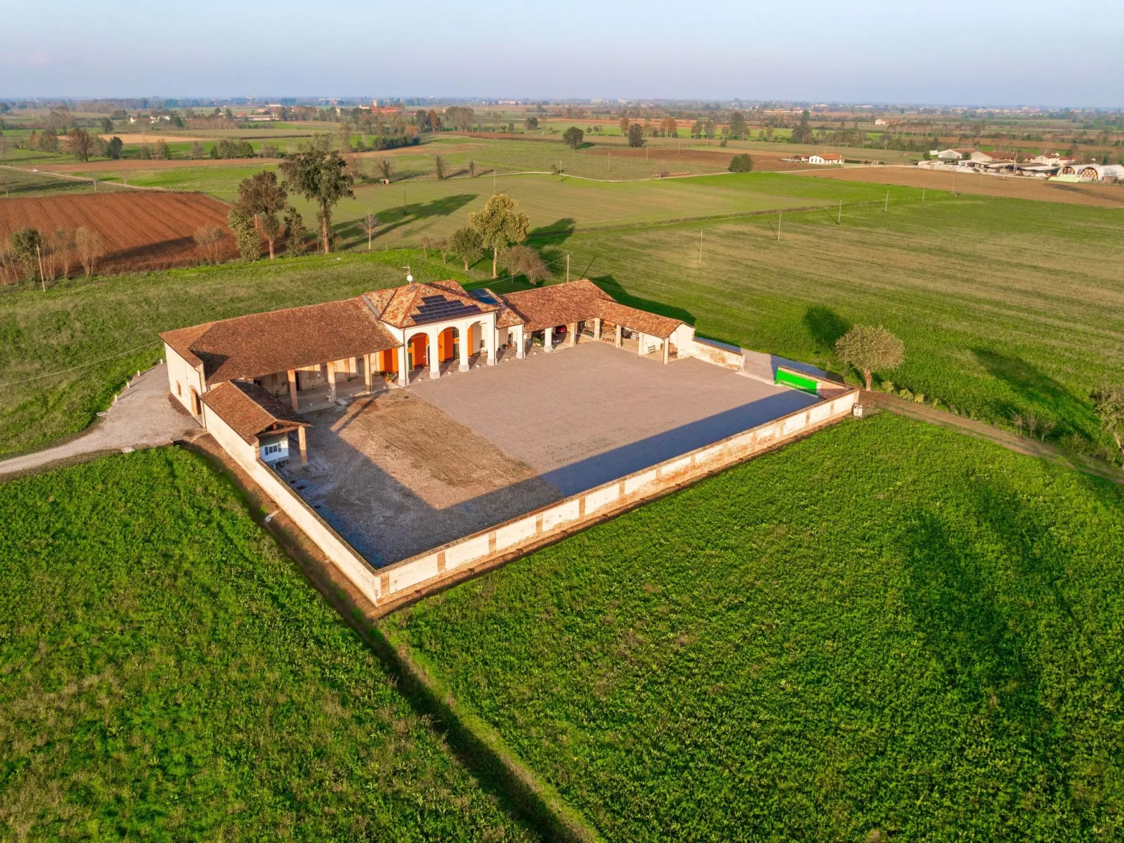 Zweizimmerwohnung mit Doppelbett und zwei Schlafsofas - Image-tags.info