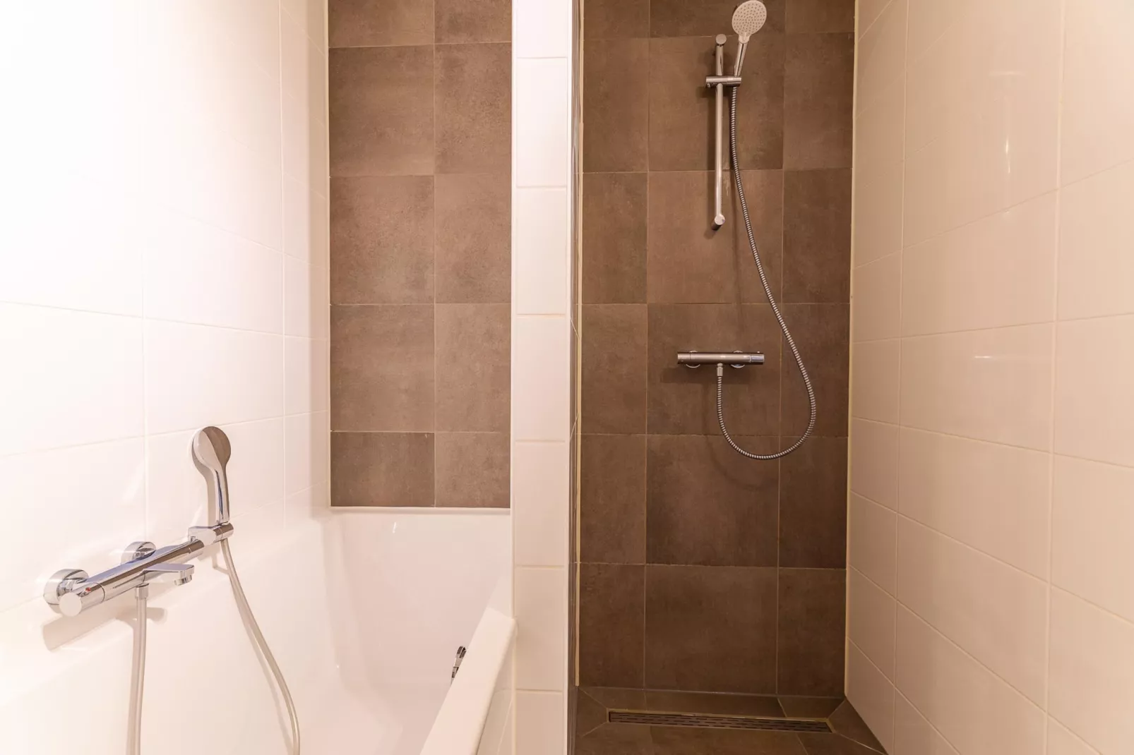 Appartement Duinhof Dishoek 13M - 6 personen de luxe-Badkamer