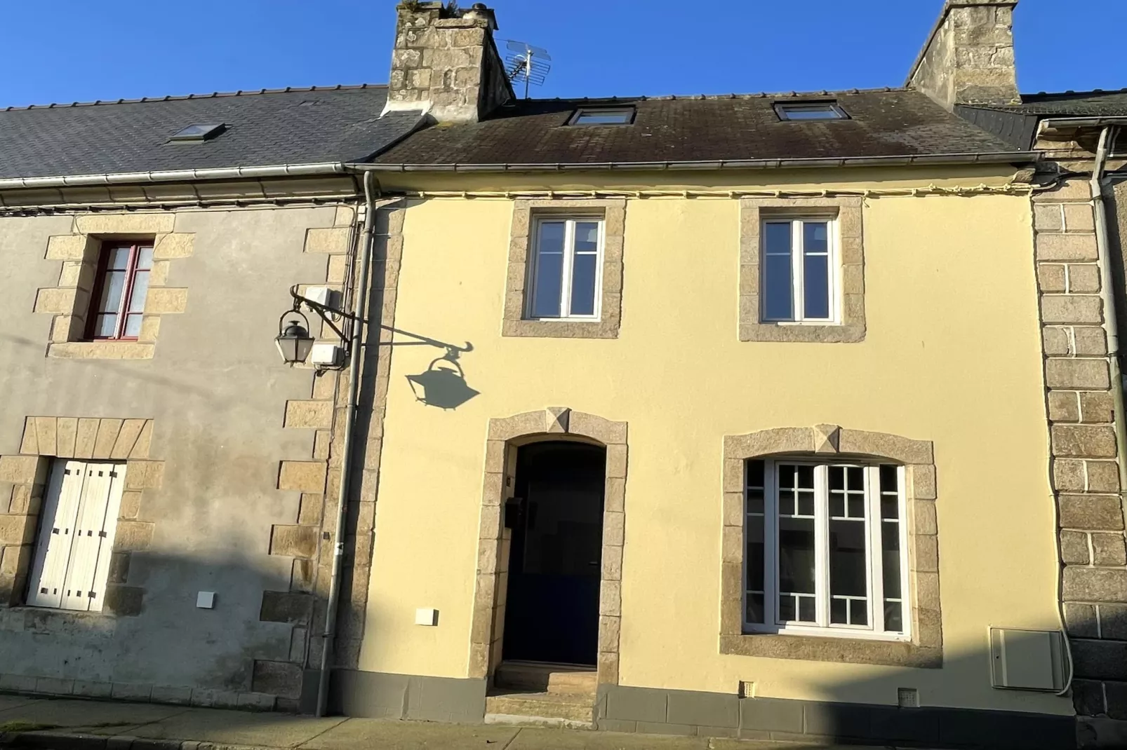 Maison de ville avec terrasse/jardin Guerlesquin - Buitenkant zomer