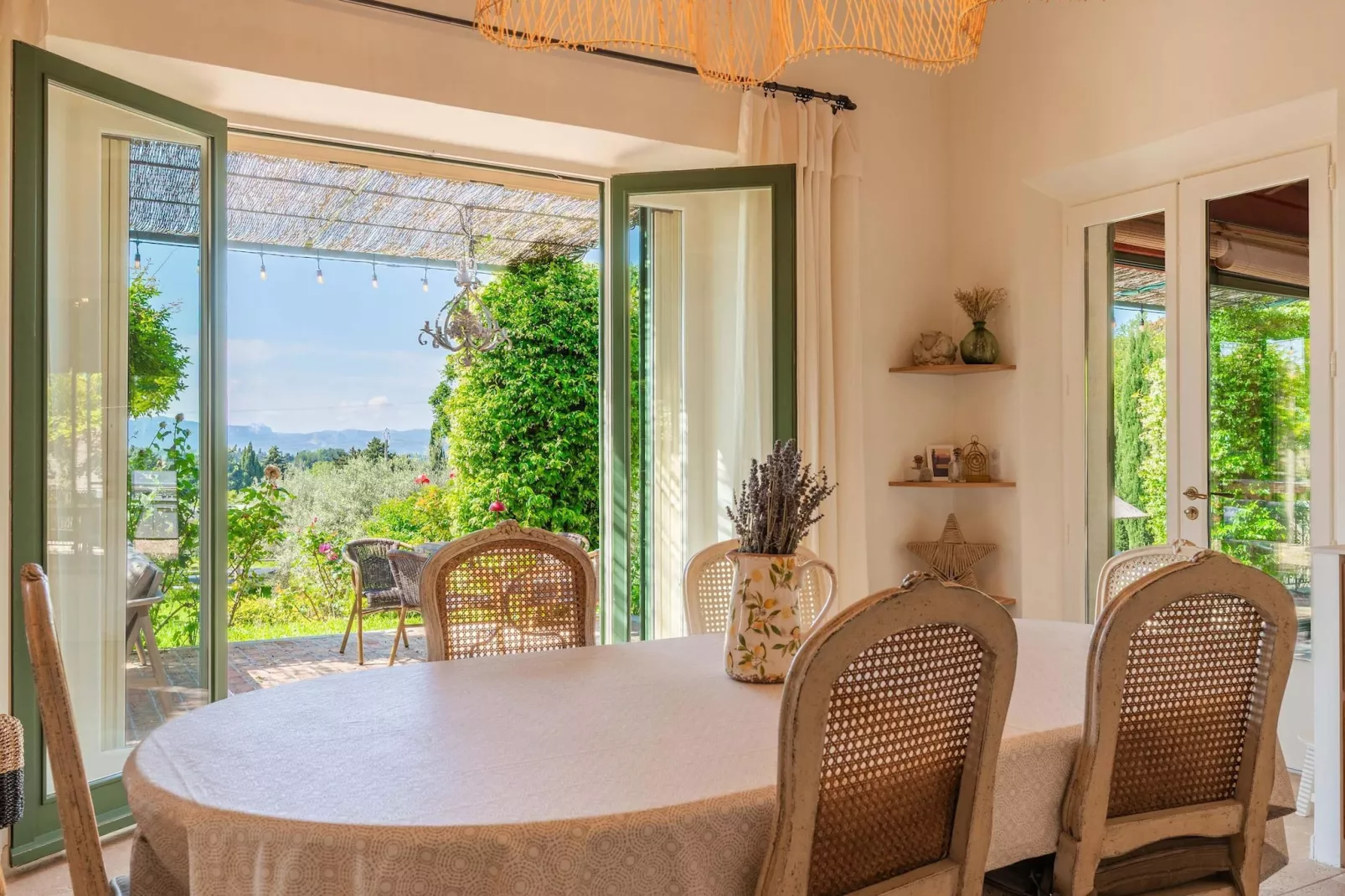 Le Mas Elaïa  votre havre familial avec piscine privée-Eetkamer