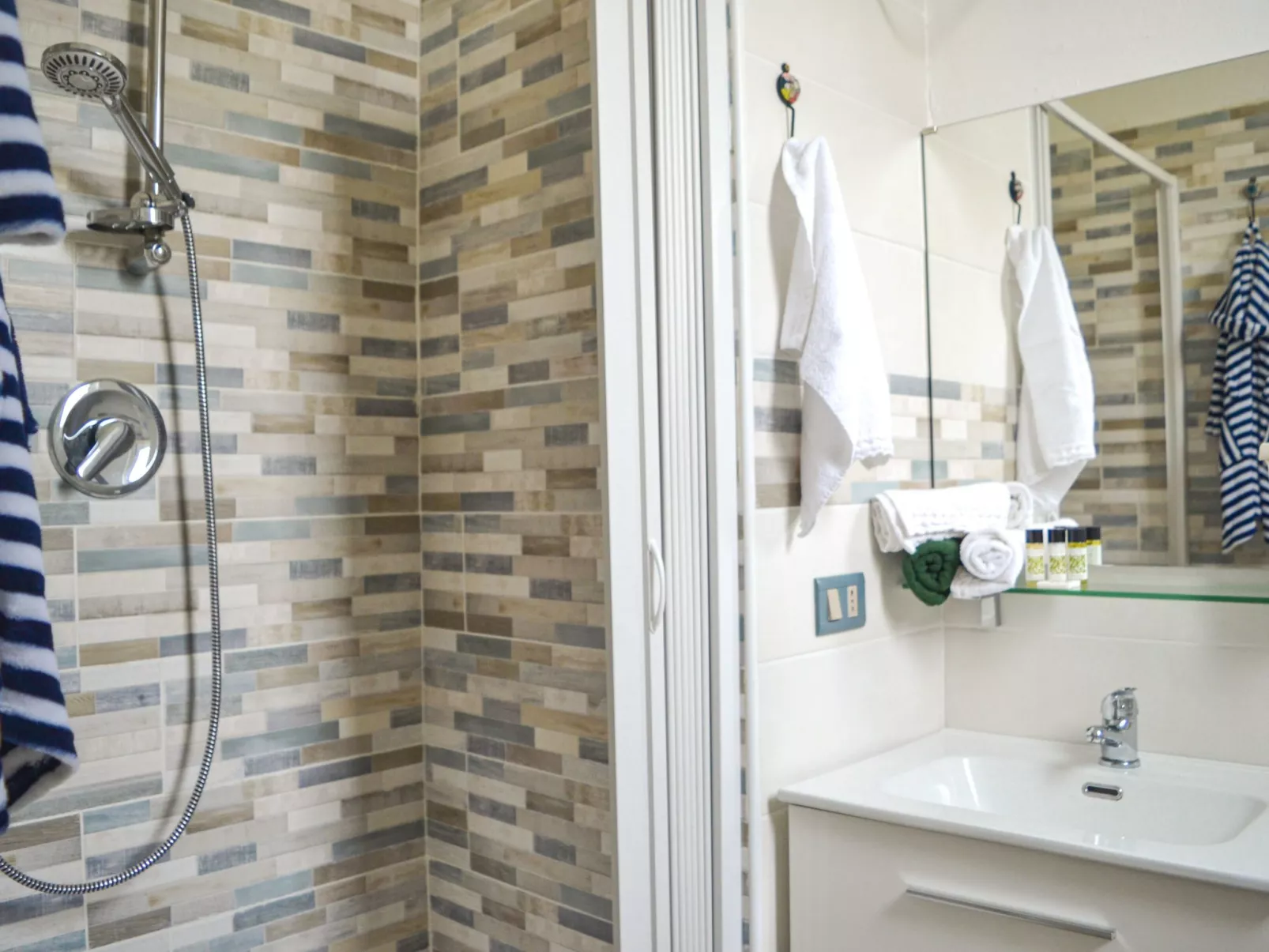 Mit privatem Garten, Meerblick und Gemeinschaftspool - Image-tags.info