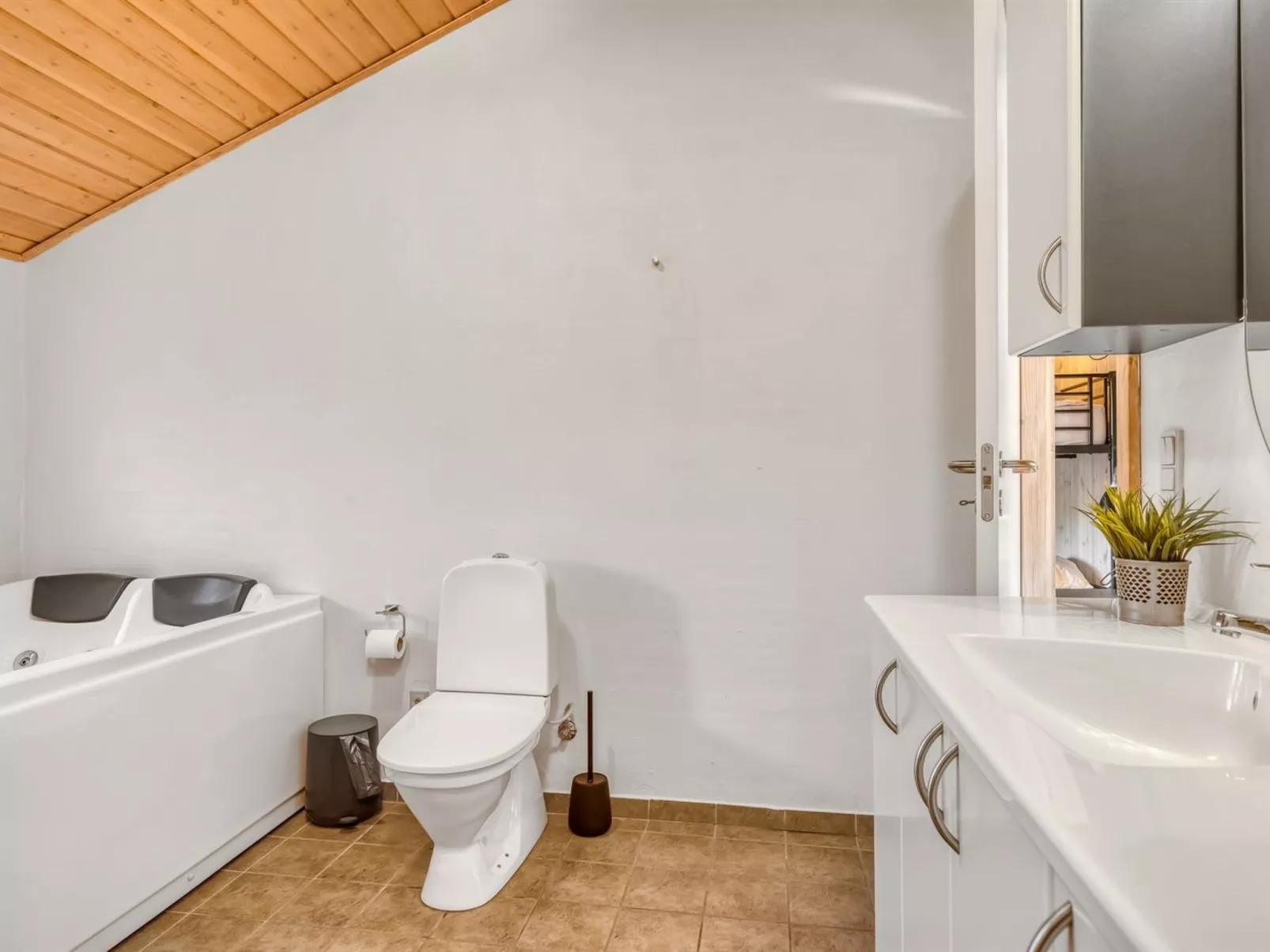 "Alisa" - 1.9km from the sea - Binnen