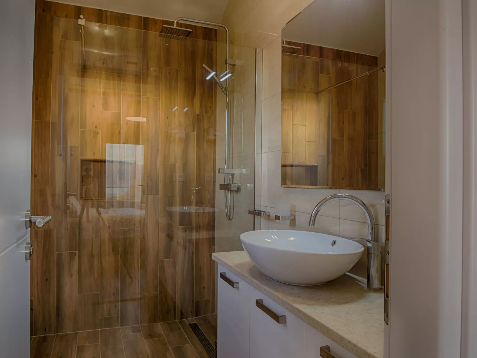 "Laura" mit Blick auf das Wasser - Image-tags.info