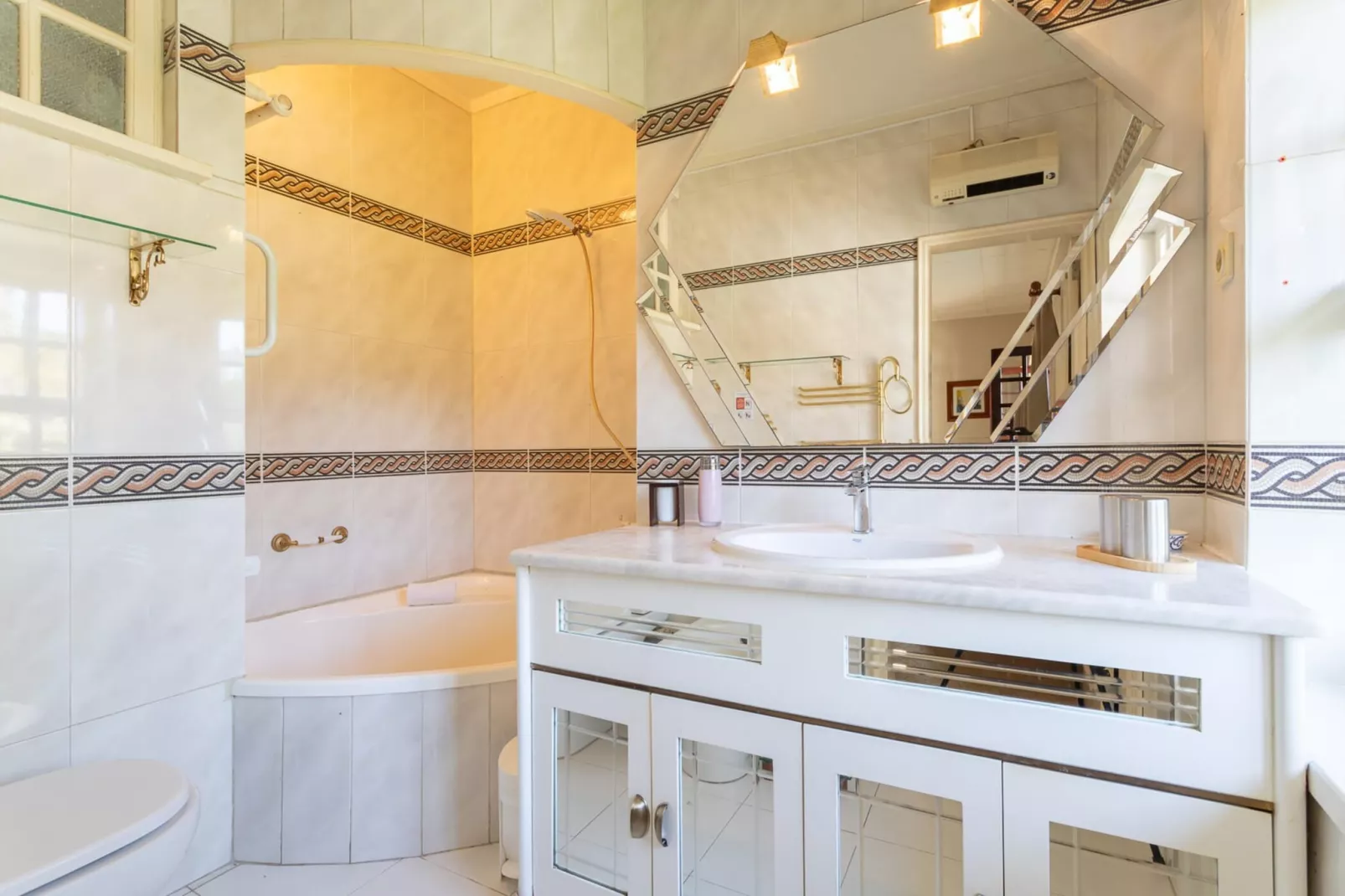 Charming  House and Terrace By Gt House-Badkamer