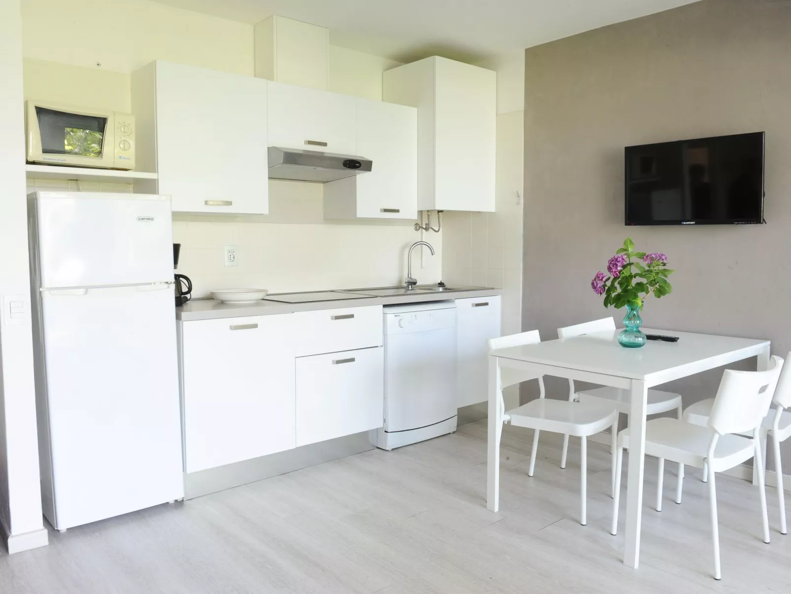 Zwei-Zimmer-Wohnung mit Seeblick, Grill und Gemeinschaftspool - Image-tags.info