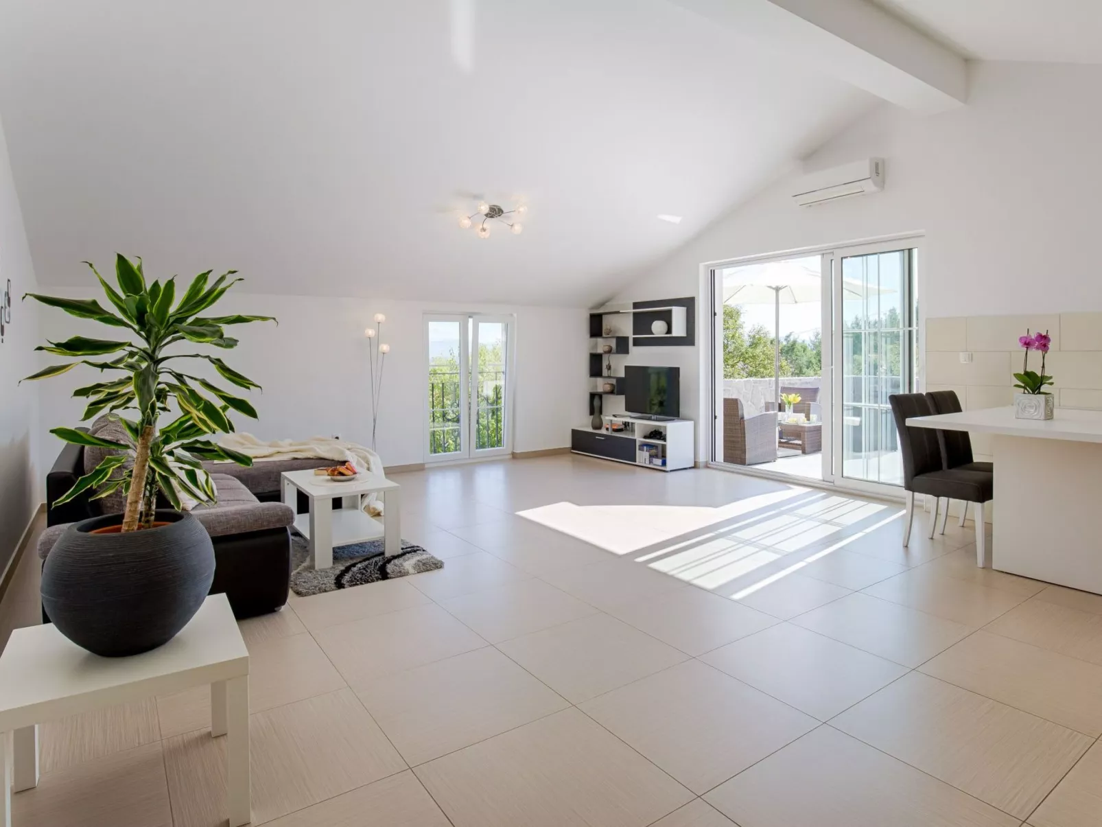 Luxuriöse Villa mit Pool, großem mediterranen Garten und Kinderspielplatz. - Image-tags.info