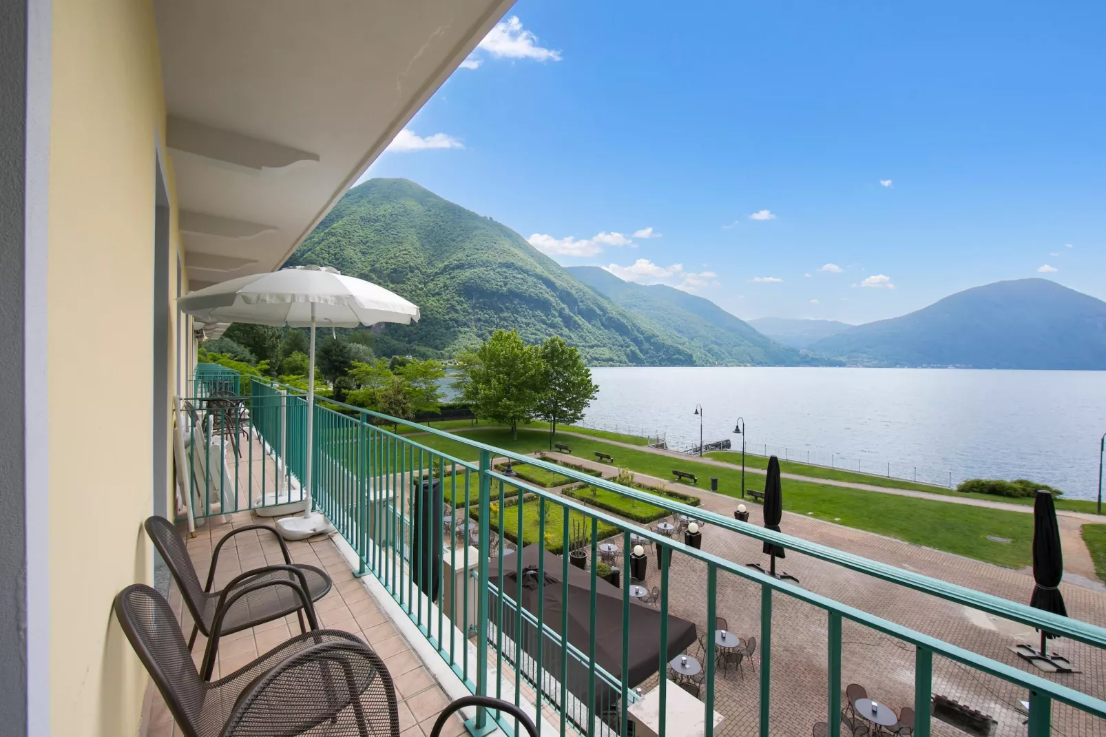 RESIDENCE PORTO LETIZIA - PALACE-2ROOM APT 6 PAX LAKE VIEW 8209 - P2LP6 - Terrasbalkon