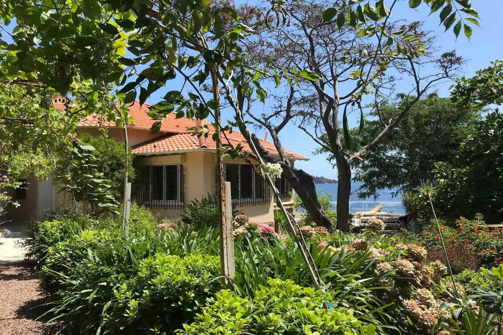 Villa plage privée vue sur la mer-Tuinen zomer