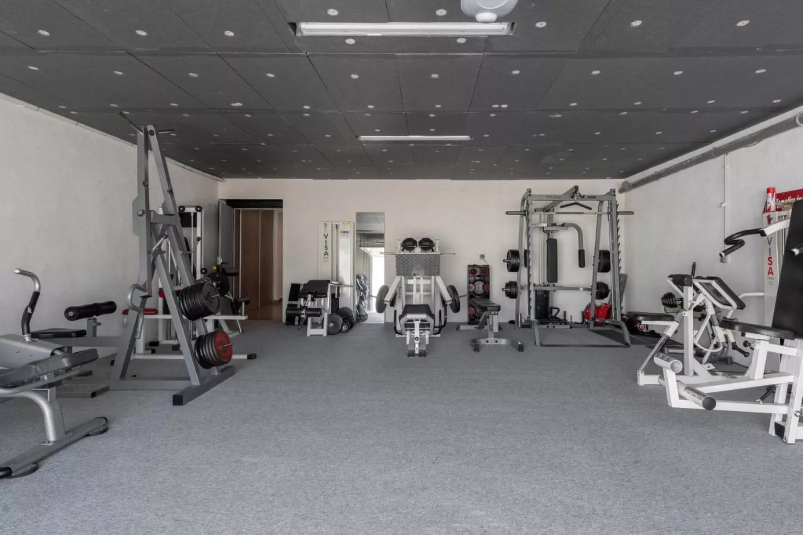 Villa avec piscine chauffée spa salle sport et cinéma-Sportzaal