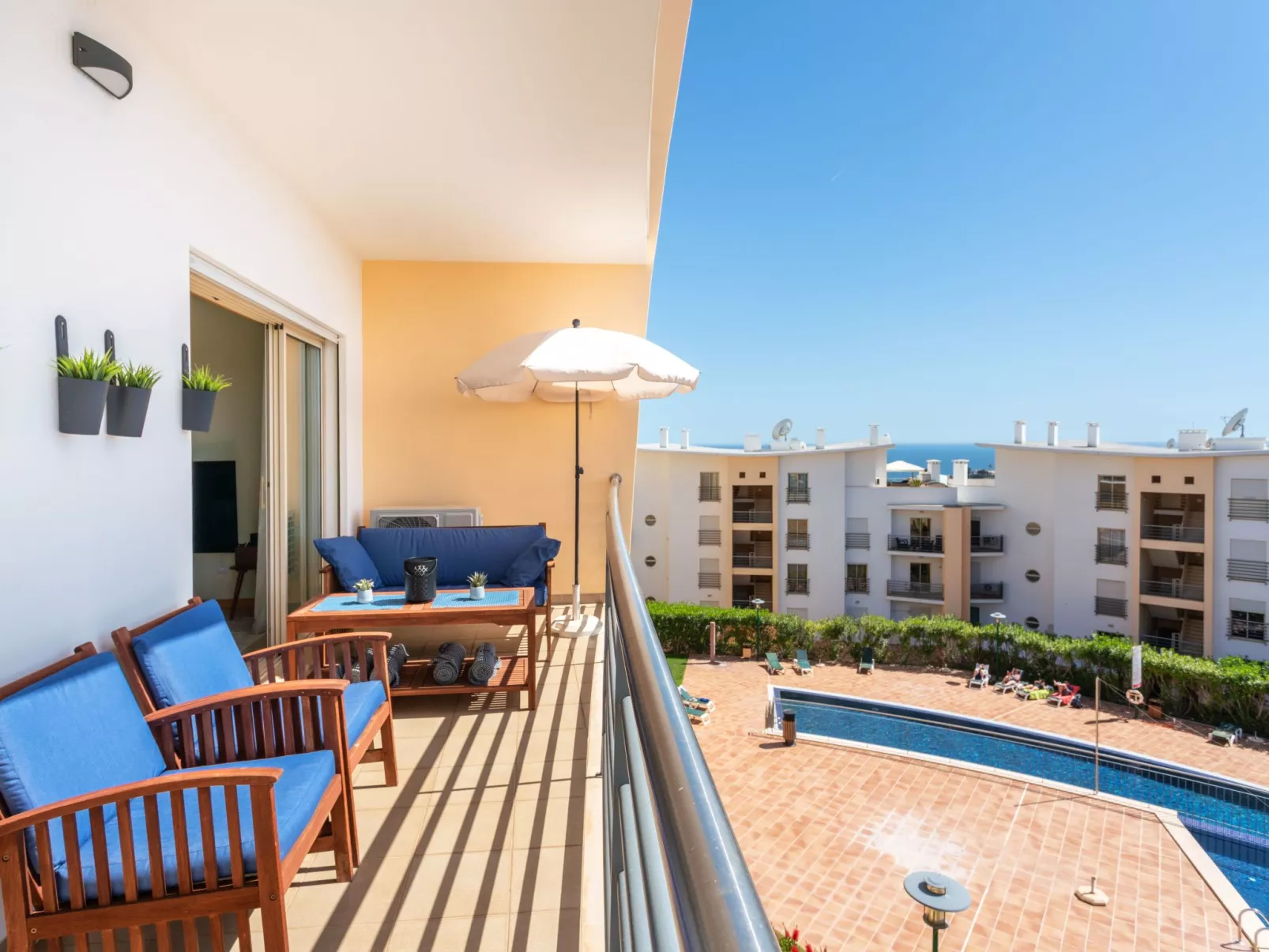 "Elena 1" mit Blick auf das Wasser - Image-tags.info