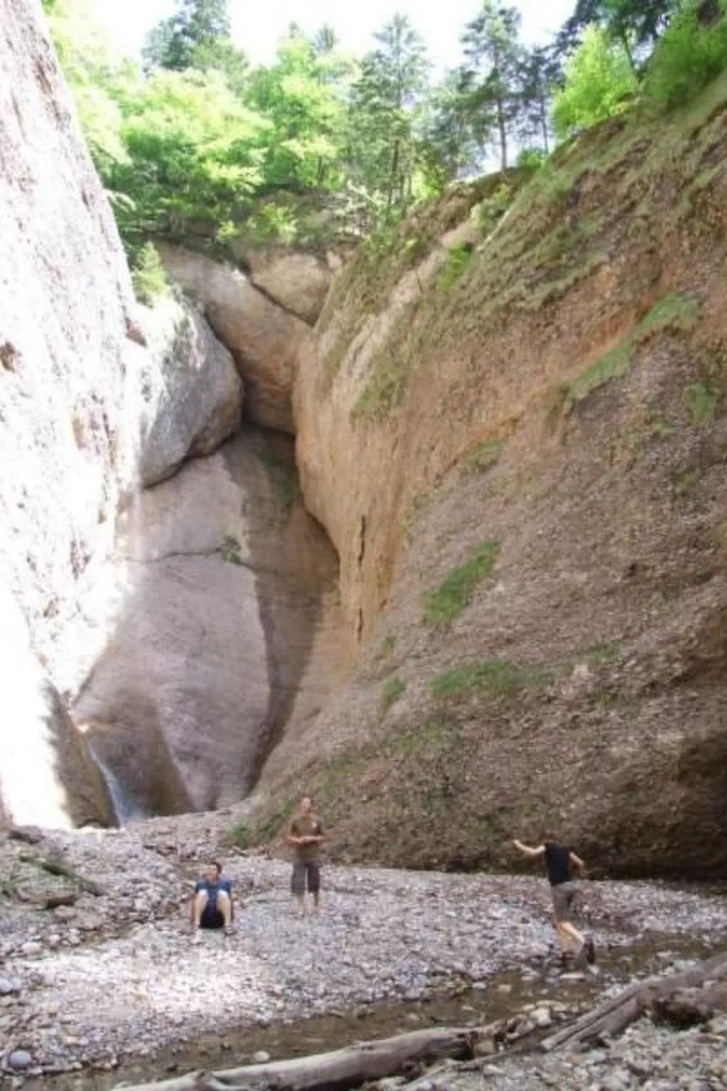 Verschlafen... in sanfte Hügel eingebettet. - Image-tags.info