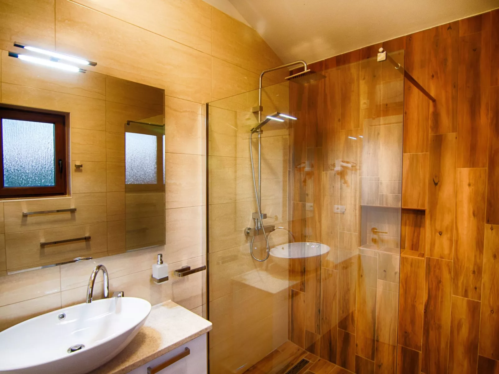 "Laura" mit Blick auf das Wasser - Image-tags.info