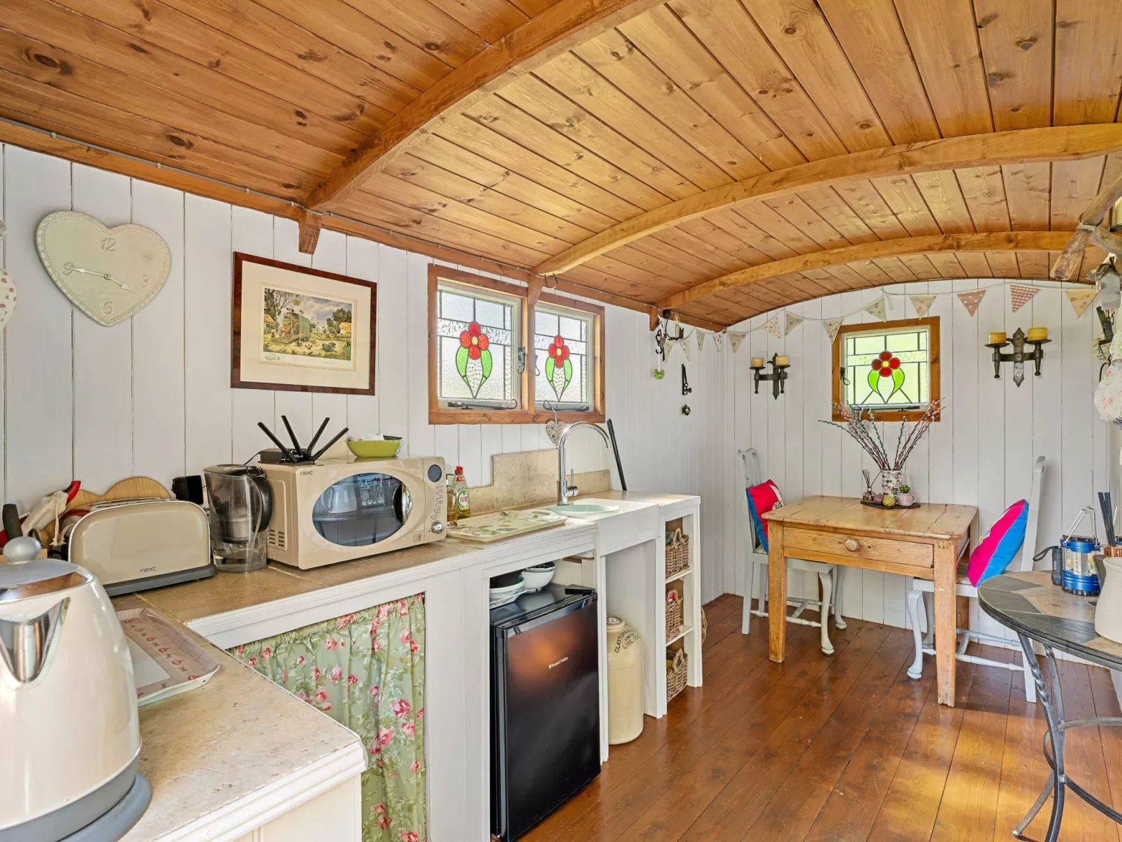 Shepherd's Hut at Hilltop Farm - Binnen