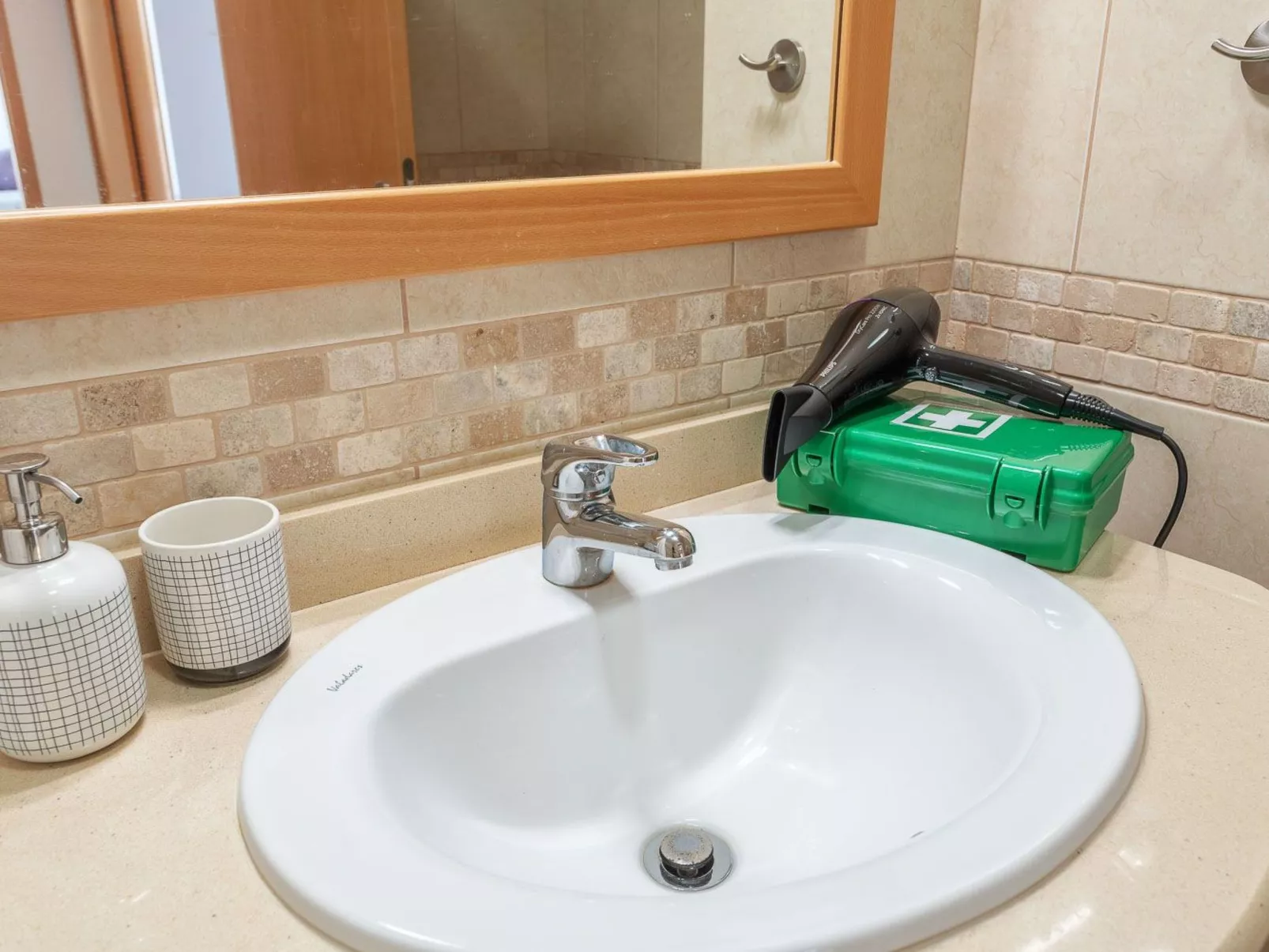 "Elena 2" mit Blick auf das Wasser - Image-tags.info