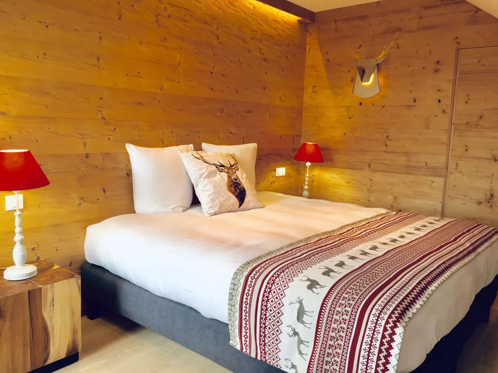 Chalet "Le Flocon Bleu" mit Blick auf das Wasser - Image-tags.info