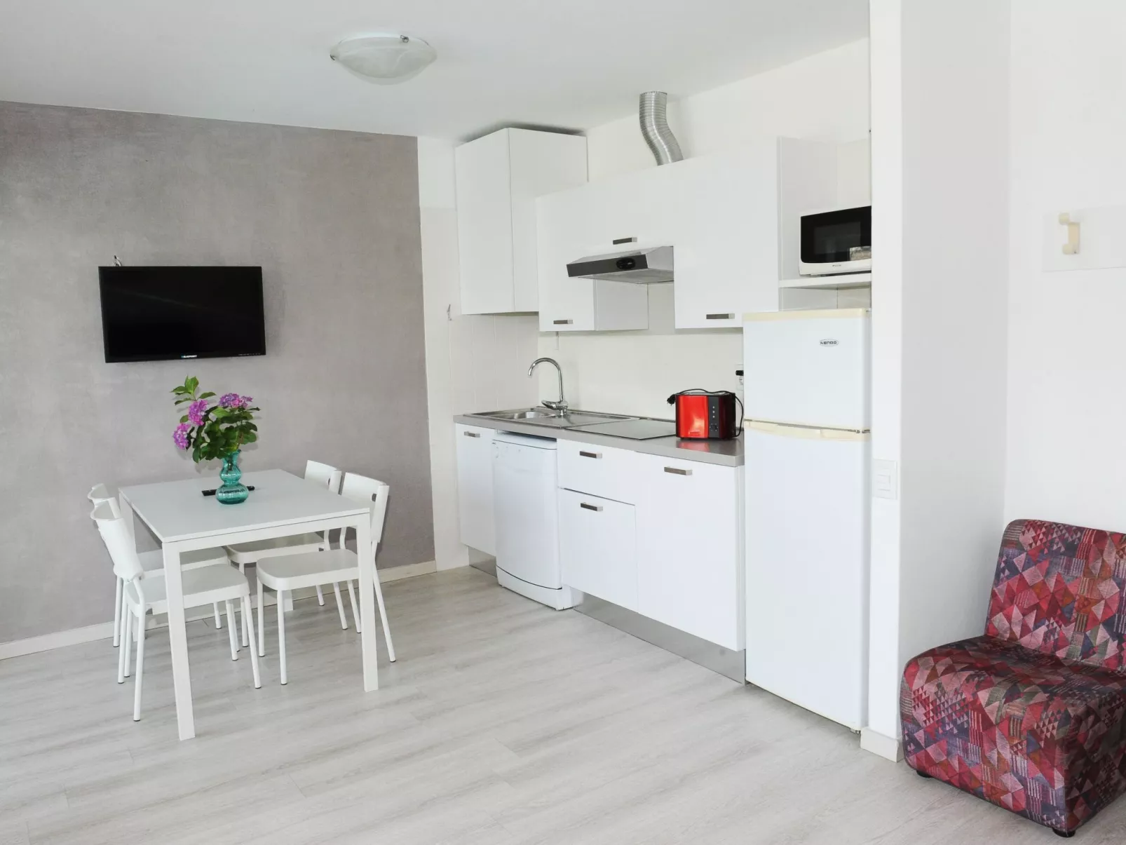 Zwei-Zimmer-Wohnung mit Seeblick, Grill und Gemeinschaftspool - Image-tags.info