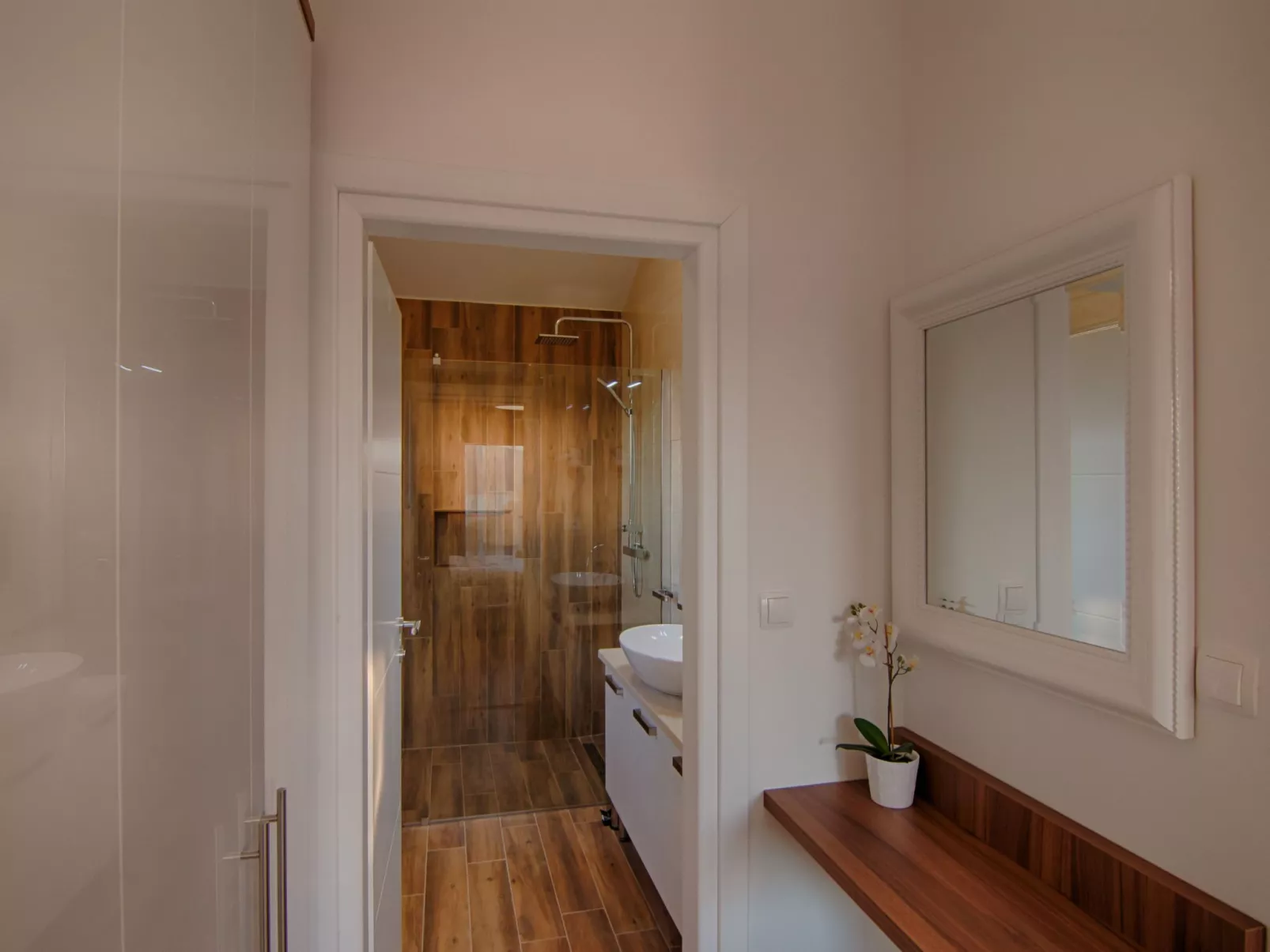 "Laura" mit Blick auf das Wasser - Image-tags.info