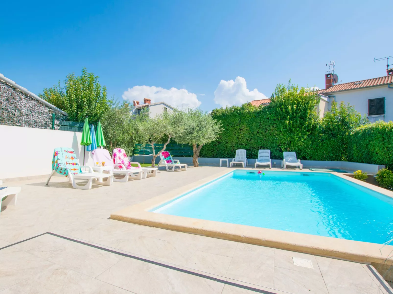 Mit Pool, großer Garten - Image-tags.info