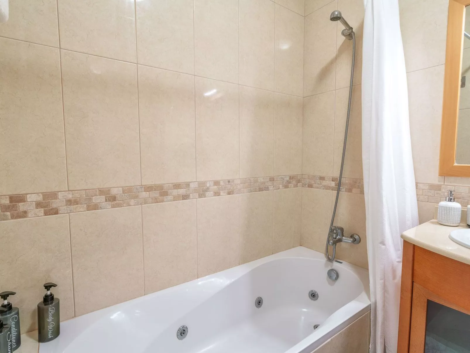 "Elena 2" mit Blick auf das Wasser - Image-tags.info