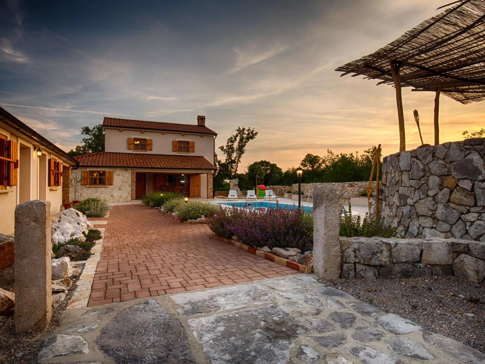 In Kras mit privatem Parkplatz - Image-tags.info