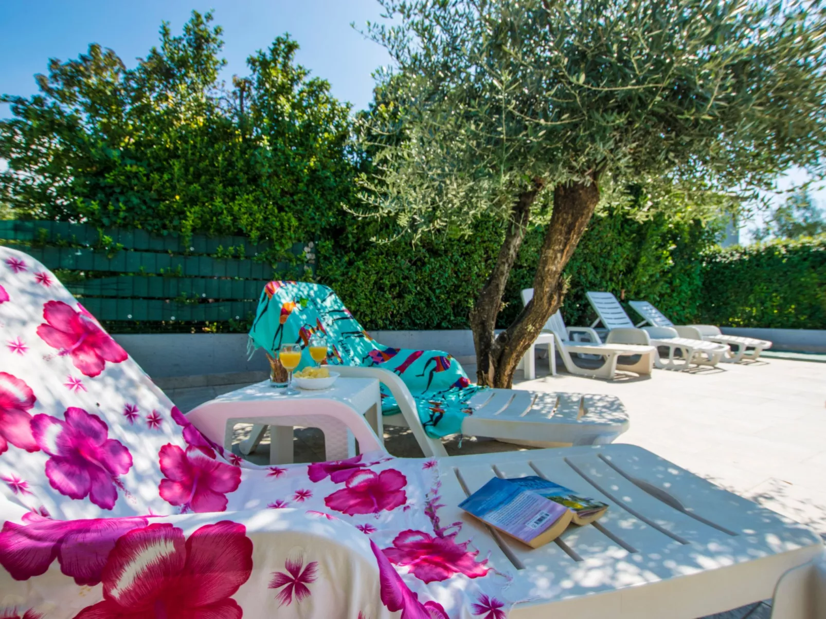 Mit Pool, großer Garten - Image-tags.info