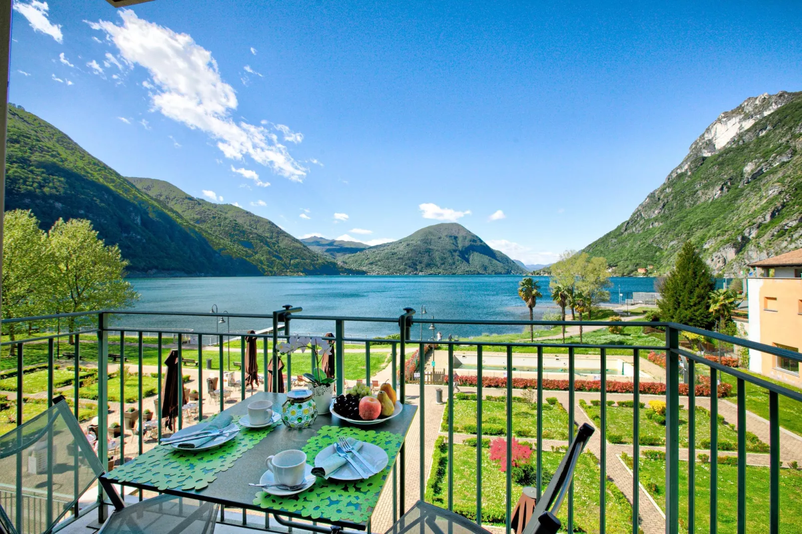 RESIDENCE PORTO LETIZIA - PALACE-2ROOM APT 6 PAX LAKE VIEW DELUXE 8210 - P2LD6 - Terrasbalkon