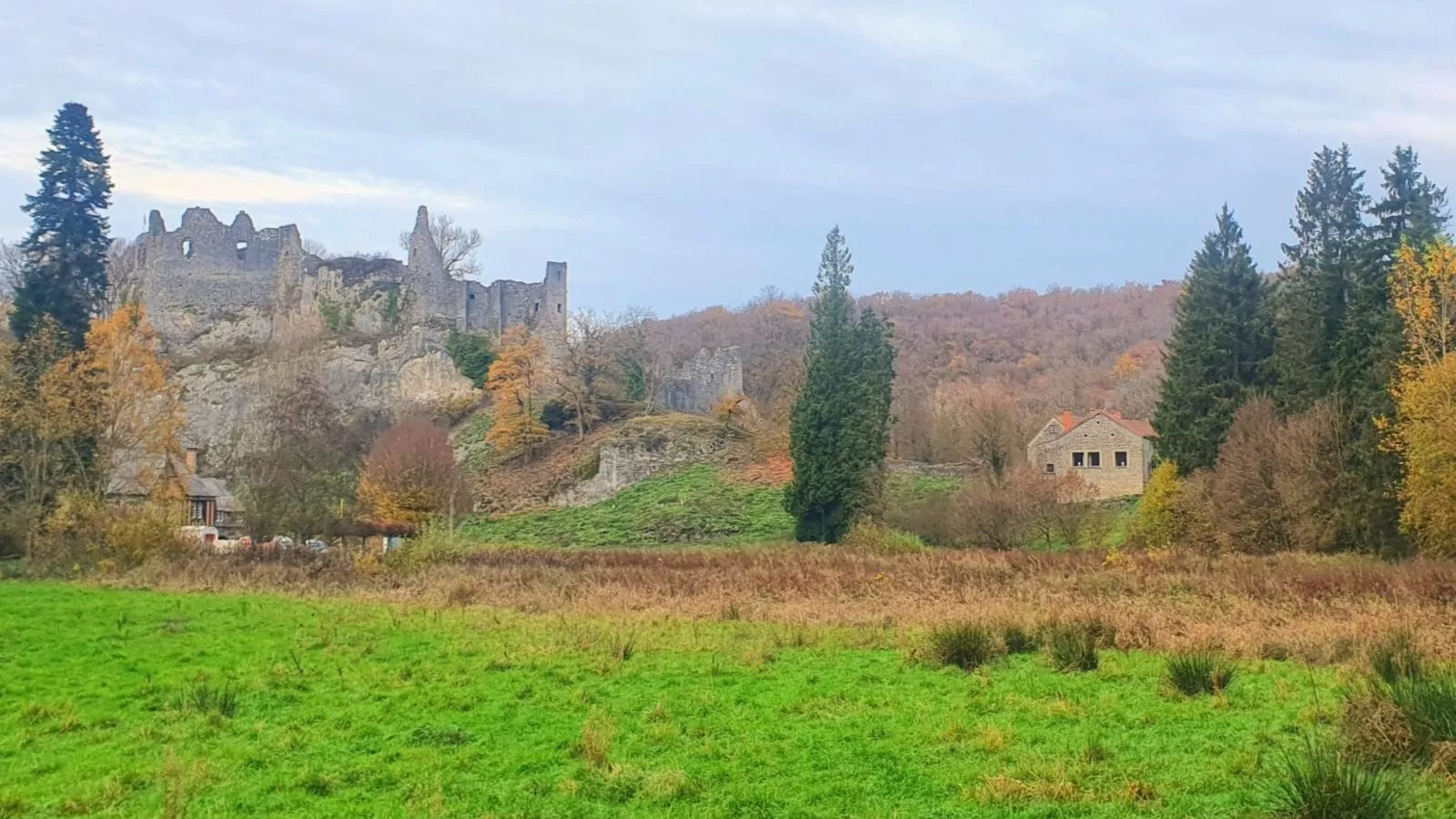 Gite de Montaigle - Buitenkant zomer