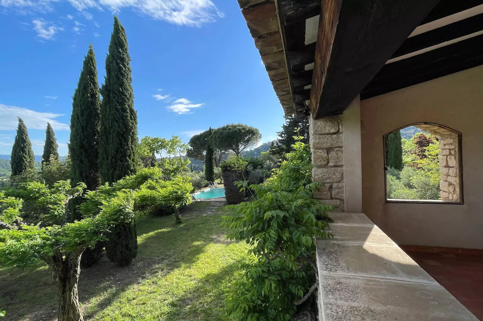 La Familiale - Maison provençale avec piscine et vue imprenable sur Gordes-Uitzicht zomer