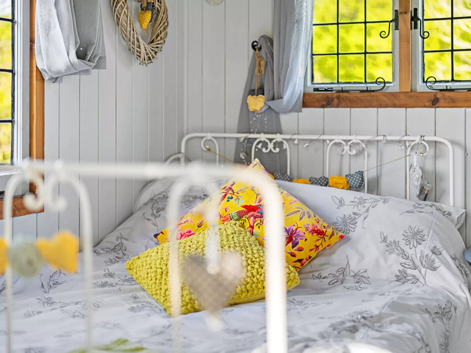 Shepherd's Hut at Hilltop Farm - Binnen