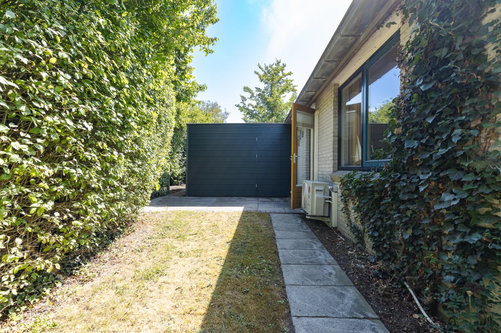 Vakantiewoning - Westduin 6 I Vlissingen 'Zilt en zand' - Tuinen zomer