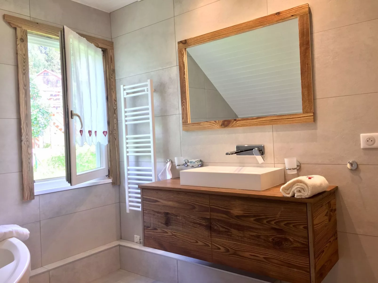 Chalet "Le Flocon Bleu" mit Blick auf das Wasser - Image-tags.info