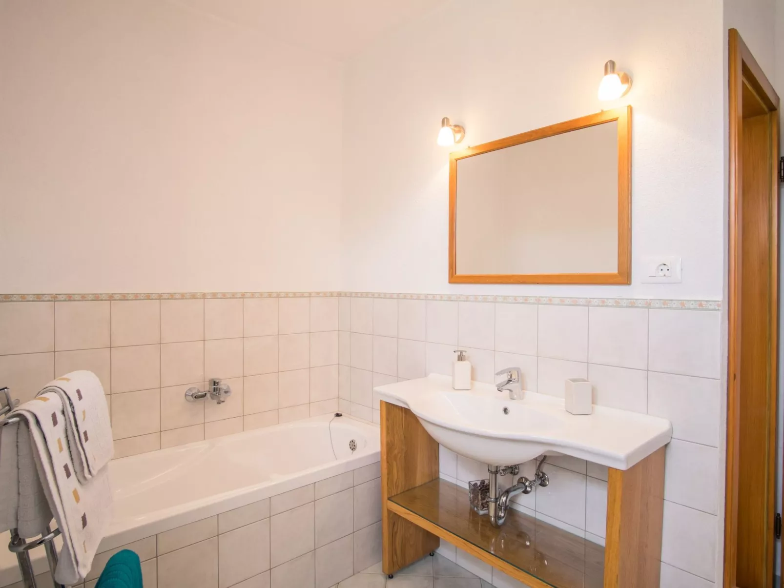 Villa mit Pool, Olivengarten und Meerblick - Image-tags.info