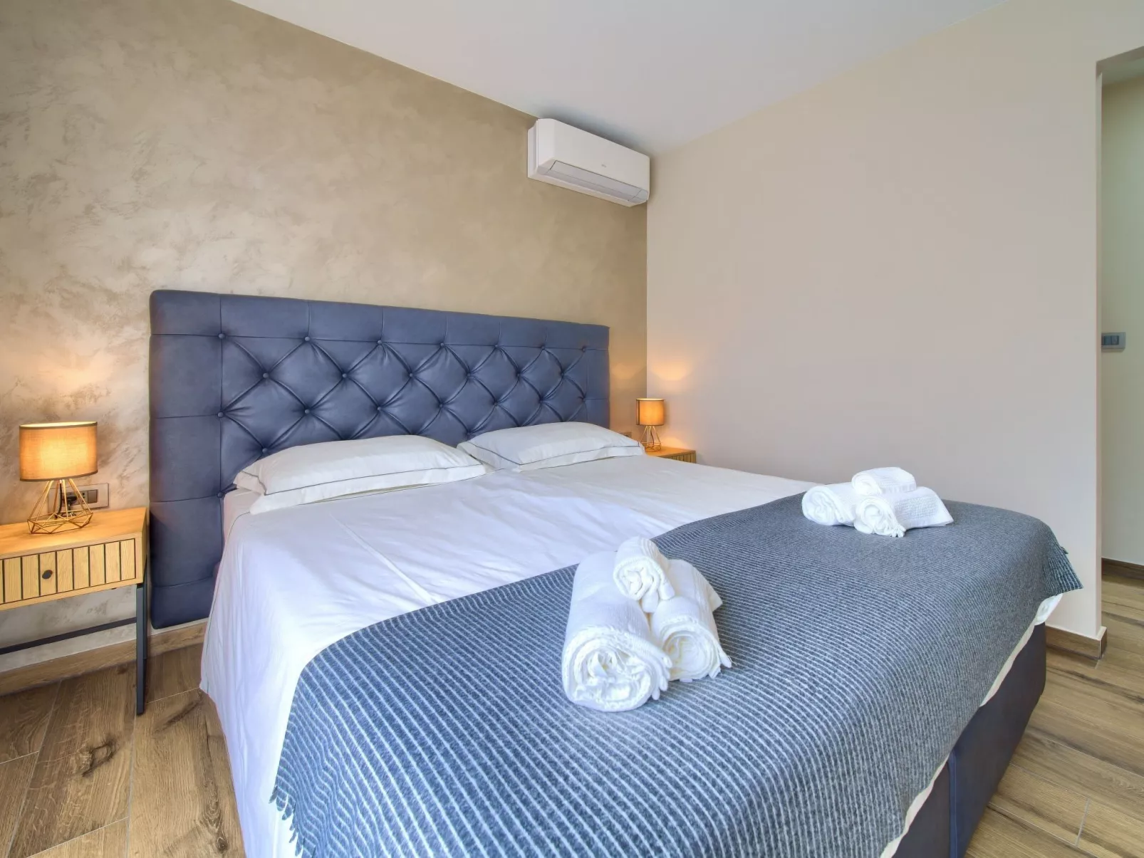 "Lana" mit Schwimmbad - Image-tags.info