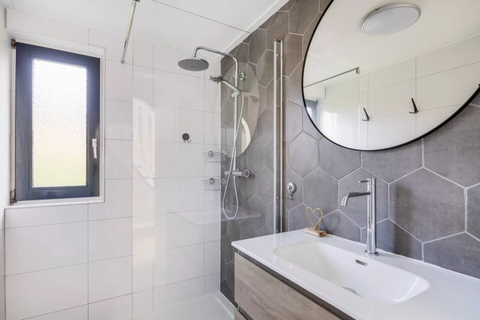 107 | Buizerd | Fijne bungalow met ruime tuin-Badkamer