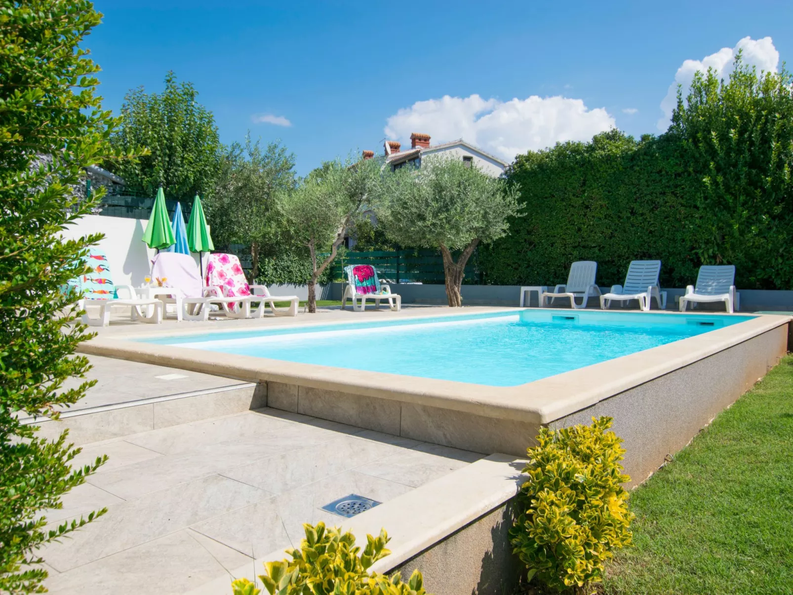 Mit Pool, großer Garten - Image-tags.info