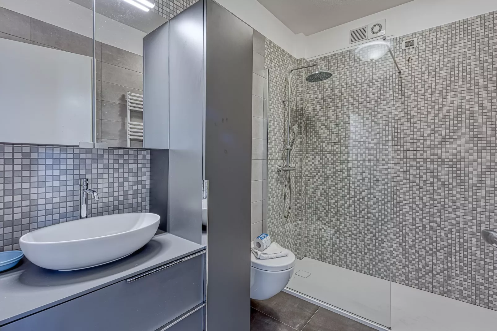 RESIDENCE PORTO LETIZIA - PALACE-1ROOM APT 4 PAX LAKE VIEW DELUXE 8206 - P1LD4 - Badkamer