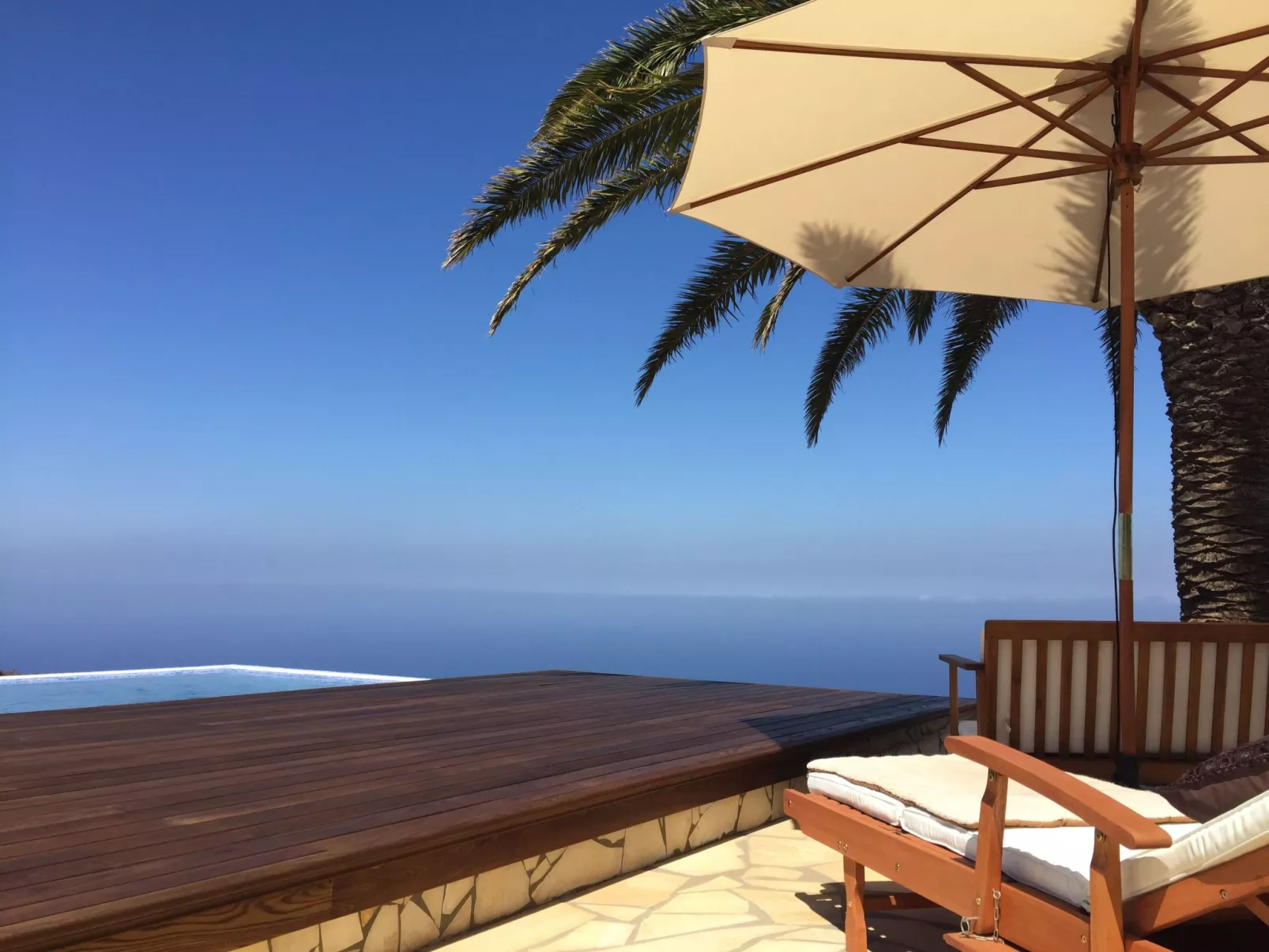 Romantische Ferienvilla mit Infinity-Pool und Panoramameerblick - Image-tags.info